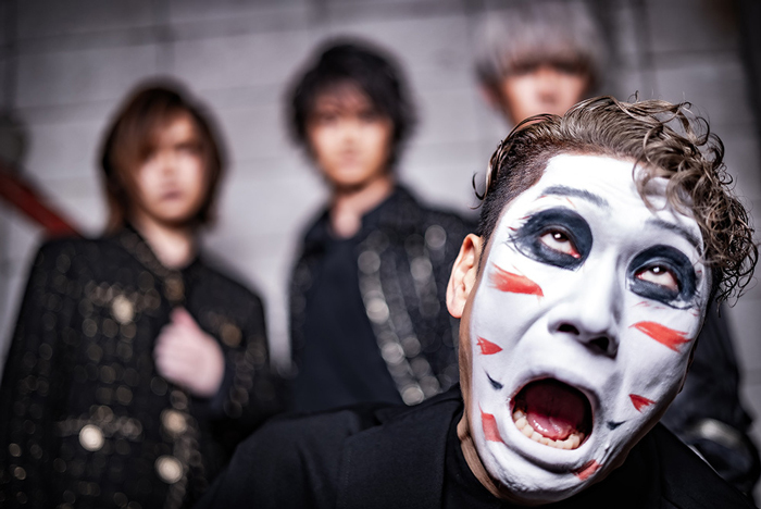 ゴールデンボンバー、20周年アリーナライブ「新作-shinsaku-」見