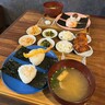 お惣菜おかわり自由で大満腹！おむすびと豚汁がセットになった「おむすびカフェ」の定食ランチ｜島根県松江市