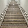 【皆引き返す】東京駅の階段で見かけた注意書きが恐ろしすぎた
