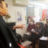 基地のまちで「英語落語」　笑いは万国共通？