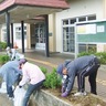 南シルバー地域活動に汗　岡本コミュで除草作業