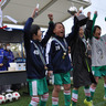 天然芝で全力プレー　低学年限定サッカー大会