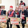 懐メロで患者に笑顔を　間中病院で演奏会