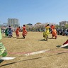 恐竜姿で、運動会　富士見公園、100人参加