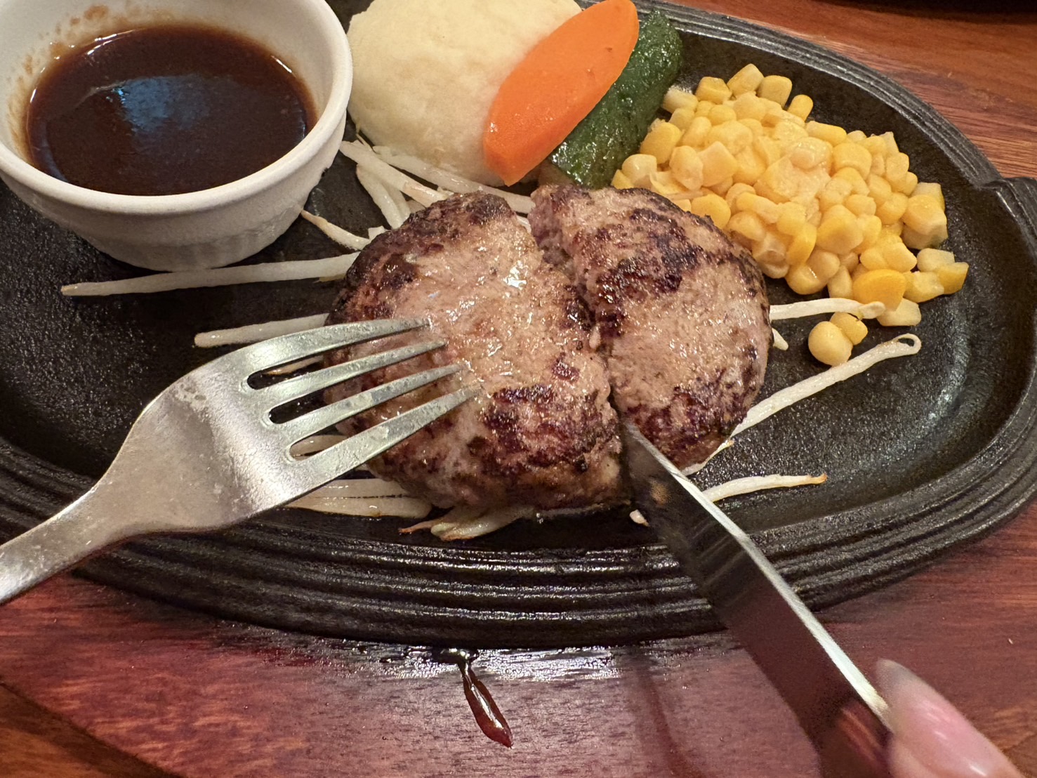 名駅｜肉汁ジュワー！ボリューム満点のハンバーグが食べられる