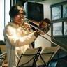 四日市から「低音の風」吹かせてプロ15年　ジャズバストロンボーン奏者の服部陽介さん