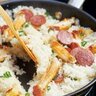 きじま親子のカセットコンロでお気楽アウトドアごはん「焼き手羽中とサラミのピラフ」