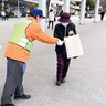 犯罪・事故のない街へ　パン配布で啓発活動