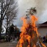 炎と煙が高く高くそびえ立つ！静岡県東部の小正月行事「さいと焼き」【静岡県小山町】