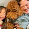 16歳の誕生日を迎えたおじいちゃん犬→家族との『微笑ましすぎるお祝いの光景』が9万再生「まだまだ長生きしてね」「幸せそう」と称賛