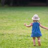 楽しい行楽で心配な「子どもの迷子」。事前に備えたい子どもを見つけやすくする“3つの対策”