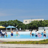 【四国中央市・伊予三島運動公園プール】造波プールのほか、幼児が楽しめるプールも