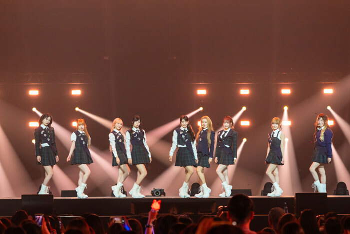 ME:I『KCON JAPAN 2025』で最新曲やカバー曲披露！1年ぶりに成長