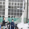 児童の紙製ロケット空へ　区内２校のＰＴＡが企画