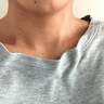 「首元が伸びたTシャツ」を“たった5分で蘇らせる”裏ワザ「すごい！」「ヨレヨレが新品のよう」