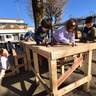 園児が懸命に釘打ち　相模みのり幼稚園で遊具制作