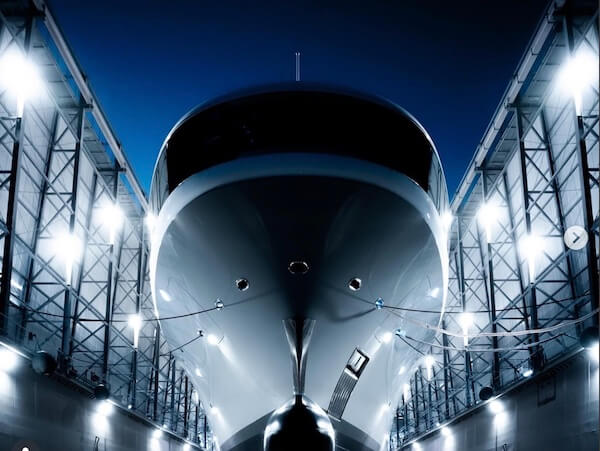 前澤友作が全長114mのメガヨットをお披露目、潜水艇やヘリポートも搭載