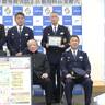 四日市の生川平藏さん今年3度目の寄贈、特殊詐欺抑止のため今回は銀行での啓発グッズ