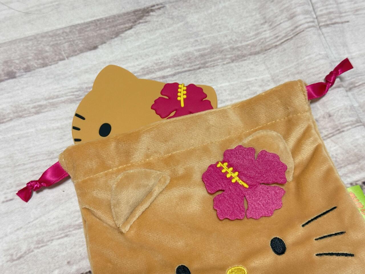 完売続出！日焼けキティちゃんのポーチ＆ミラー付録が大人気