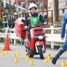 県警女性白バイ隊　二輪車の安全運転を指導　市内郵便局員向けに