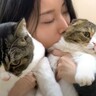 ママが親子猫を『同時に猫吸い』した結果…『感情が無くなる様子』が面白すぎると96万再生「顔ｗｗ」「やれやれ感がｗ」と爆笑の声