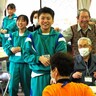 歌に踊りに、餅つき！釜石平田地区・つながるカフェ　高齢者と中学生　心通わす