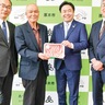 厚木市畜産会　今後もより良質な豚肉を　市にブランド豚贈呈
