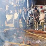どんど焼きで健康祈願　八幡大神で団子配布