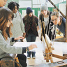 群馬県桐生市の「織物参考館“紫”」で、歴史ある織機と職人技を見学