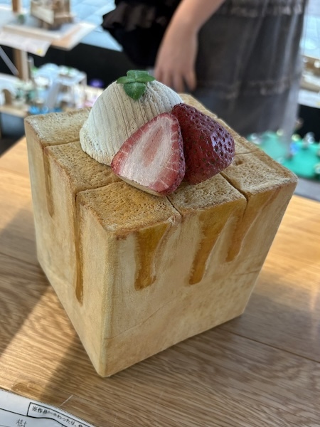 リアルすぎるハニートーストの正体は“木” 小6が35時間かけ制作