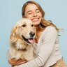 犬が『くっついてほしい』と思っているときにみせるサイン5選　より絆を深めるために飼い主ができることとは？