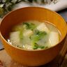 豆苗と油揚げの味噌汁