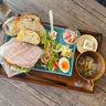 月2回だけ開催されるパンランチ。具材たっぷりサンドに野菜の彩り鮮やかなご褒美プレート！｜鳥取県米子市