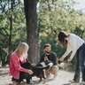 『フレンドリーな犬』の共通点４選　人懐っこいワンコに育てる方法はあるの？注意点まで解説