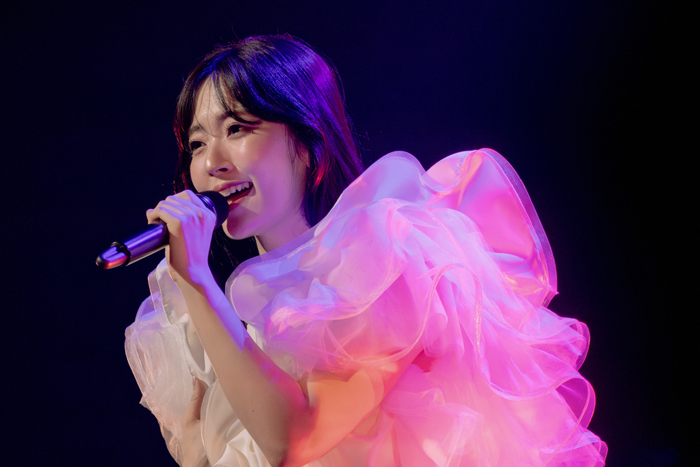 鈴木愛理ツアー初日は横浜で開幕、新曲Oops!撮影可の演出で