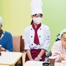 崎村専門学校　老人ホームに手作り菓子　生徒と入居者が交流