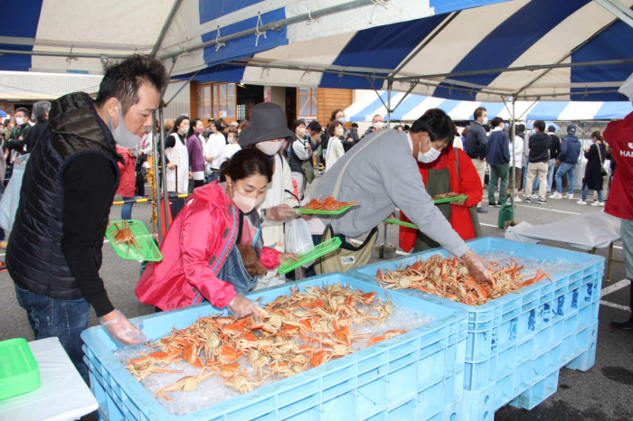 松葉カニを色んな食べ方で楽しめる！浜坂漁港「第37回浜坂みなとカニ祭り」 新温泉町 - Yahoo! JAPAN