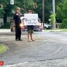 「ママを埋葬したい。どうか助けて」線路脇でポスターを掲げる11歳少年に寄付集まる（米）
