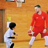 学童保育でんでん　ポーランド代表選手招く　西小でバスケ教室