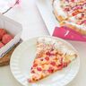 ドミノ・ピザの春限定「さくらピザ」を実食！いちご×ミルクの新感覚ピザの誕生