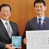 新江ノ島水族館　「海の面白さ知って」　市立小中学校に図鑑寄贈