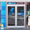 JR三ノ宮駅の東側に『EVトゥクトゥク』専門の「カナメレンタカー」ができてる。オープン記念で特別価格に