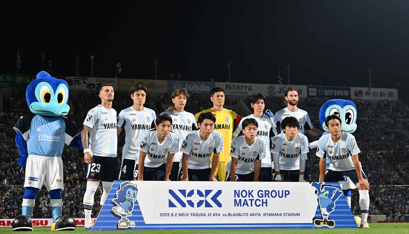 未使用　2021年 ジュビロ磐田 チーム集合写真　プレートロゴ付き フォト】ジュビロ磐田、ホームで秋田に1-4…前半に佐藤凌我の