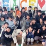 鶴嶺小６年５組　自作ステッカーを配布　３月６日、茅ヶ崎市役所で