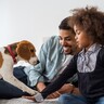 犬が『人の間に割り込んでくる』理由5選　飼い主が会話しているときにアピールしてくる心理とは？