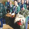 獅子舞が100戸訪問　上和田八坂囃子連中