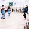 旭区若葉台　踊りで国際交流　霧が丘のインド人らと