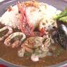 鮮魚店とコラボ！シーフードたっぷりエビカレー絶品！アメリカンダイナーな雰囲気が魅力