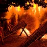 燃える炎と乱舞する若者たちが異世界。800年続く近江の奇祭『勝部の火まつり』