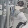カメラがとらえた！わずか３分半の犯行…バールで両替機から２０万円を盗み取る男